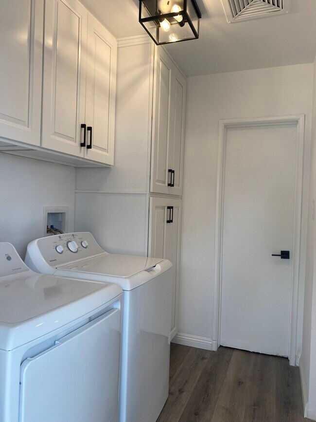 Laundry room w/pantry - 17423 Burbank Blvd