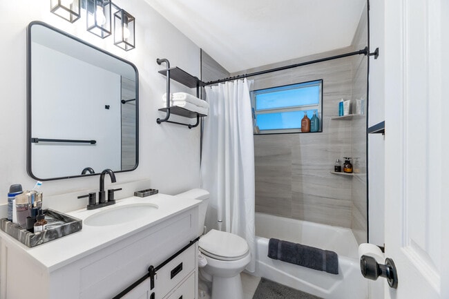 Building Photo - 5840 NE 1st Terrace