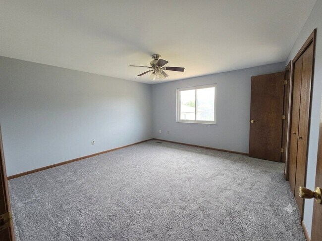 Building Photo - 14443 Lakeshore Dr