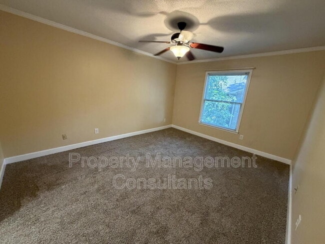 Building Photo - 2083 Woodlawn Dr SW