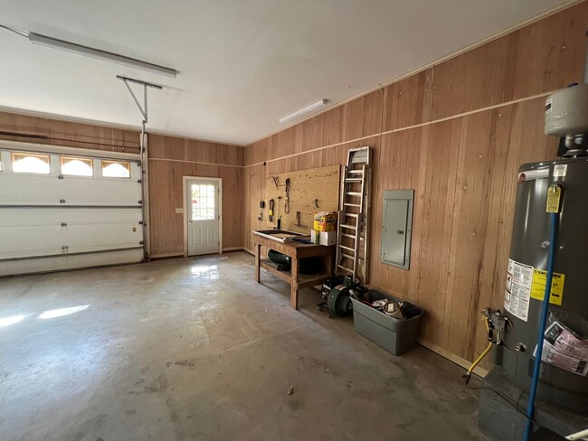 Building Photo - Fabulous 4BR 2.5BA Home on 1.25 Acres