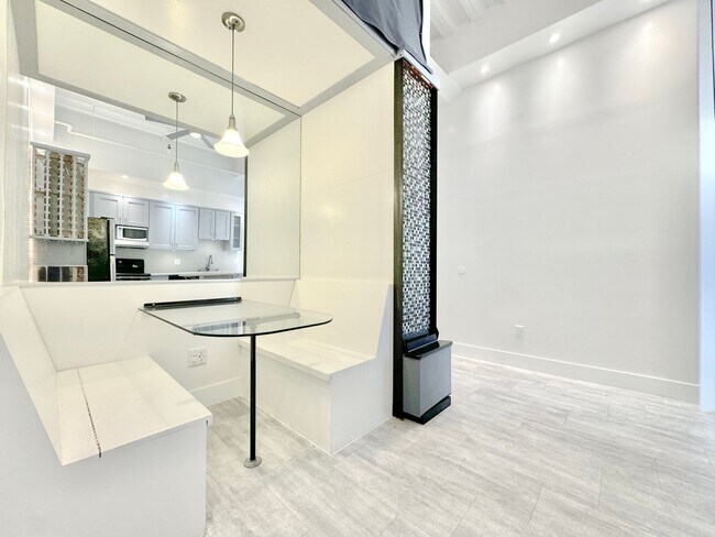 Building Photo - Top floor modern crafted spacious 1 Bed + 1 Bath