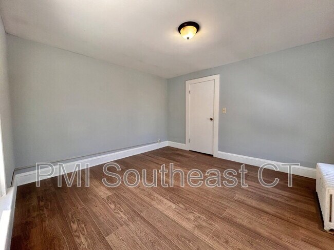 Building Photo - 484 Pleasant St