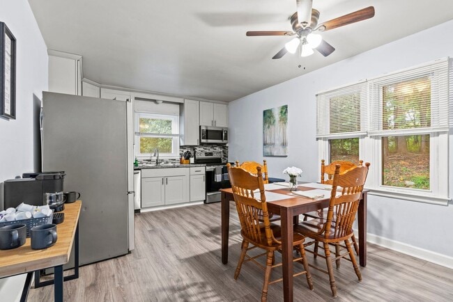Building Photo - Charming 3/2 Home for Rent