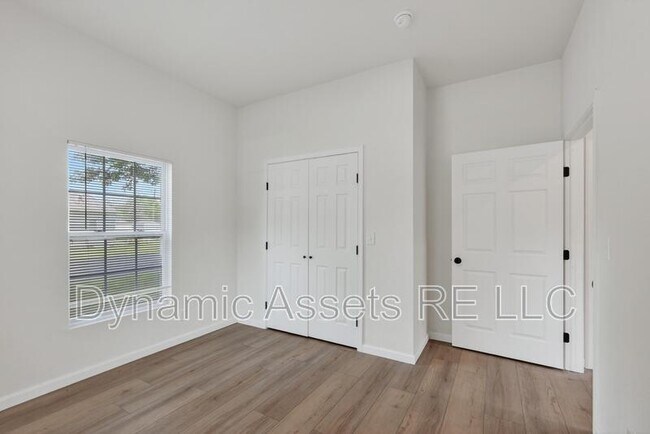 Building Photo - 542 E 23rd St