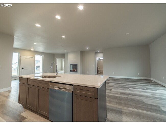 Building Photo - Stunning South Hill Home in Umatilla!!