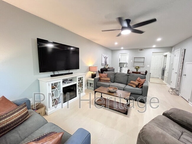 Building Photo - 1373 E Sequoyah Ct