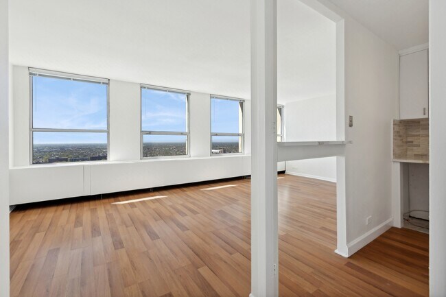 Building Photo - 2626 N Lakeview Ave