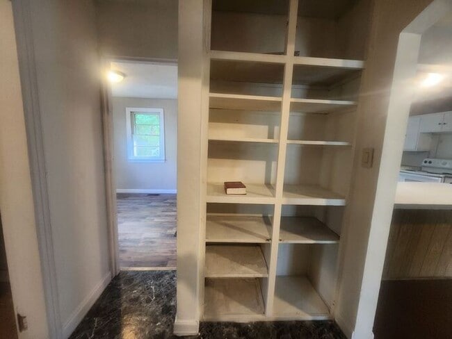 Building Photo - 2 Bedroom 1 Bath on the Northside