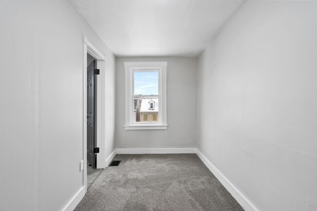 Building Photo - 3 bedroom 2 bath - newly updated, central air, GREAT LOCATION