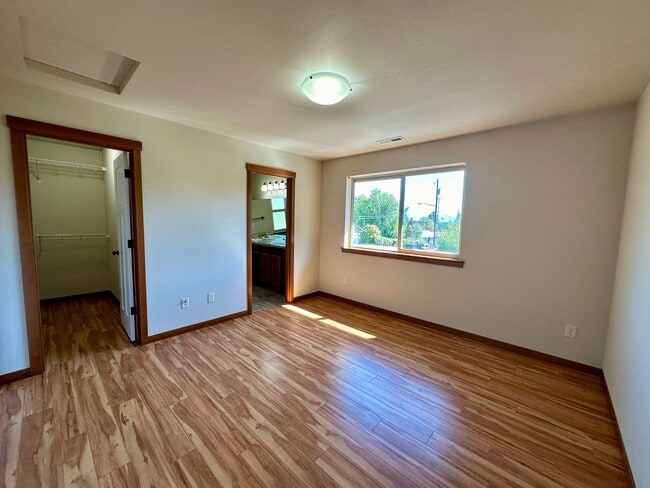 Building Photo - PI5837