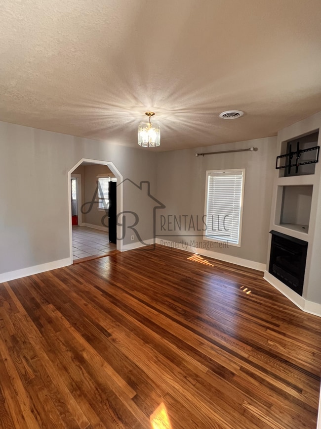 Building Photo - 204 W Leighton St