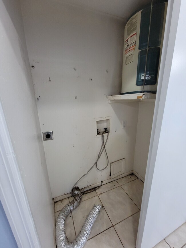 Building Photo - 4846 Royal Palm Ave