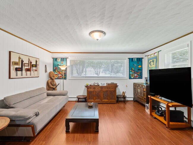 Building Photo - "Stunning 4-Bed Oasis with Granite Eleganc...