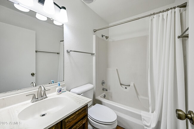 Building Photo - 1252 E El Parque Dr