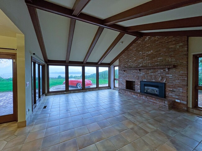 Building Photo - Gated Sound view home Des Moines area, 4 bed plus den 2.5 bath 3900 s/f, Available NOW!!!