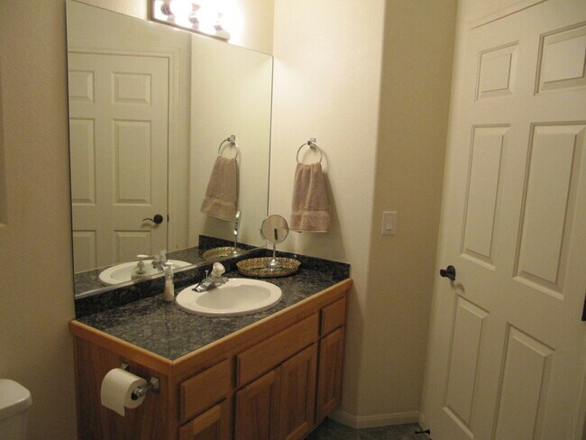 Building Photo - "2-Bedroom Condo Retreat in Saint George -...
