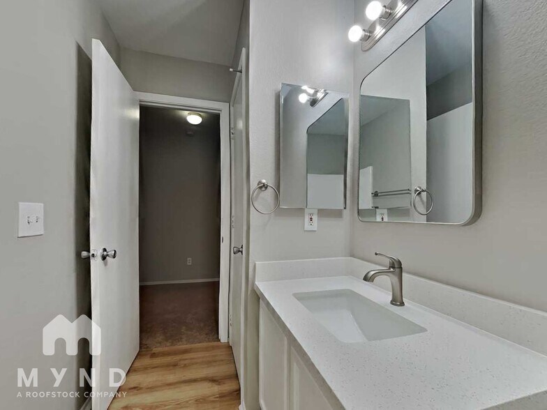 Building Photo - 11529 W Flores Dr