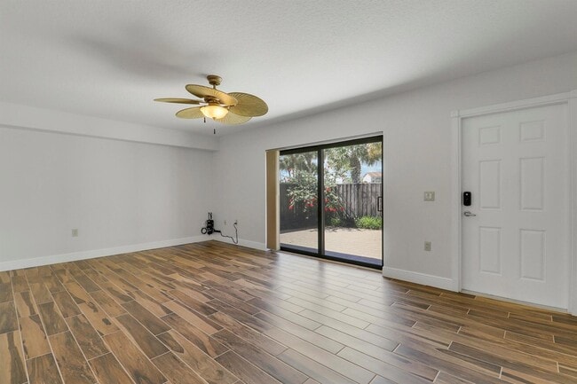 Building Photo - 2324 23rd Ct