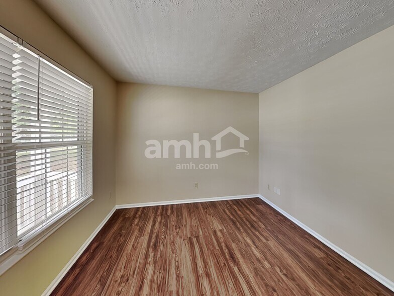 Building Photo - 982 Vixen Dr