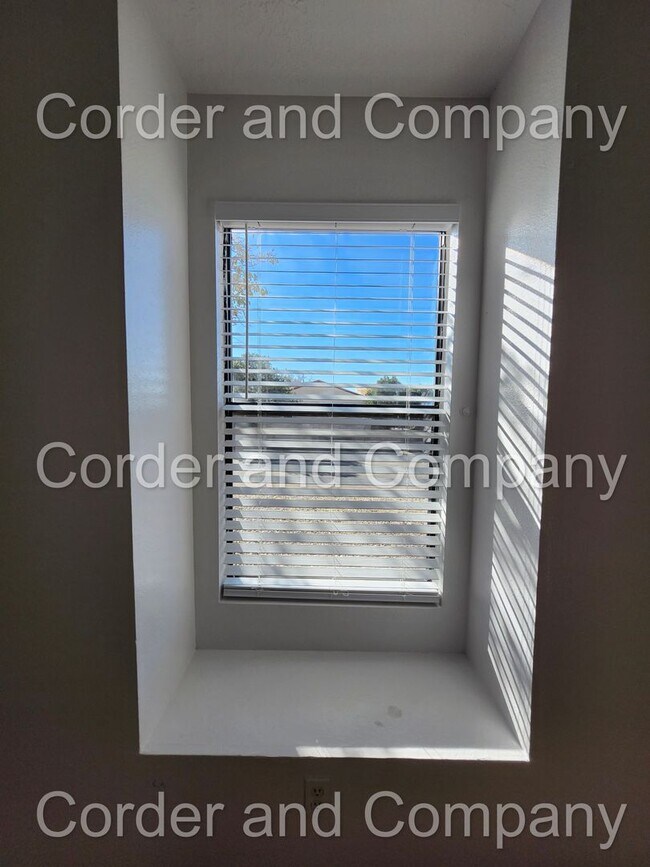Building Photo - COMING SOON Nice 3 Bedroom, 1 3/4 Bathroom, 2 Car Garage and 1,452 Sq Ft. Home in Western Hills, ...