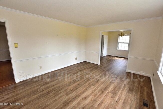 Building Photo - 1633 Country Club Rd