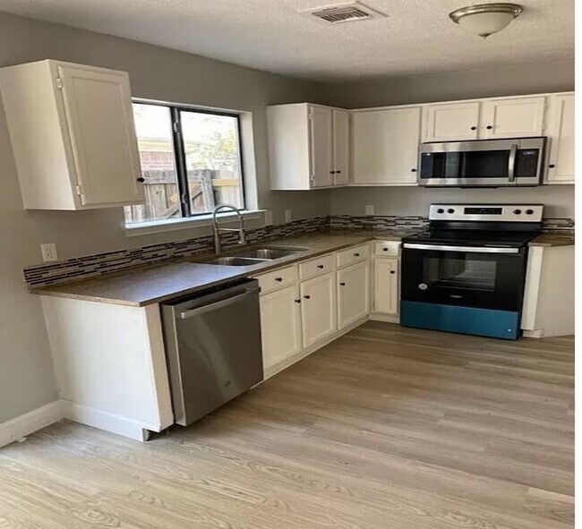 Building Photo - Come and see this well-kept beautiful home today!