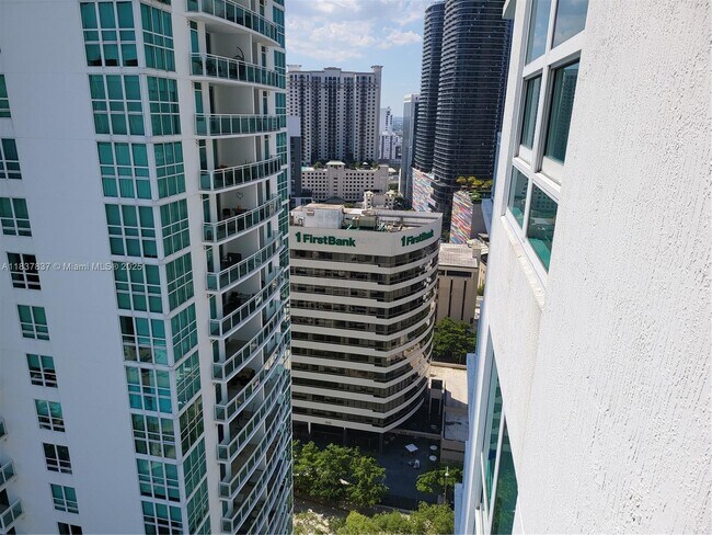 Building Photo - 950 Brickell Bay Dr