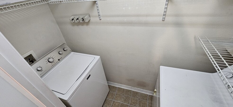 In-unit laundry - 5614 Pinnacle Heights Cir