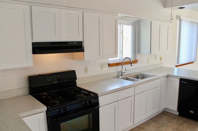 Building Photo - Chicks Beach Living! 3BR/2.5BA - Attached Garage, Private Cul-de-sac- Minutes to the BAY!