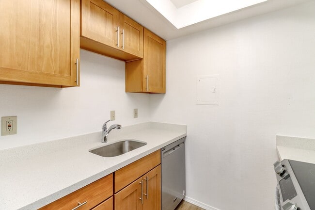 Building Photo - Bellevue Manor Condo, Great Location acros...