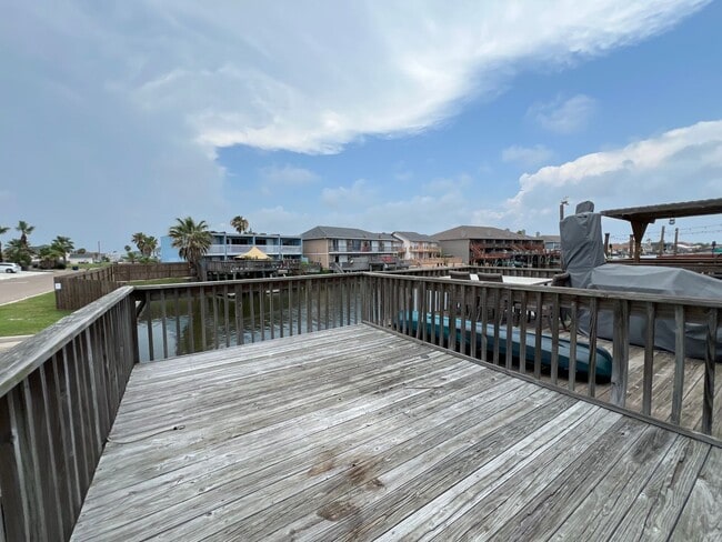 Building Photo - WATERFRONT TOWNHOME ON THE ISLAND!