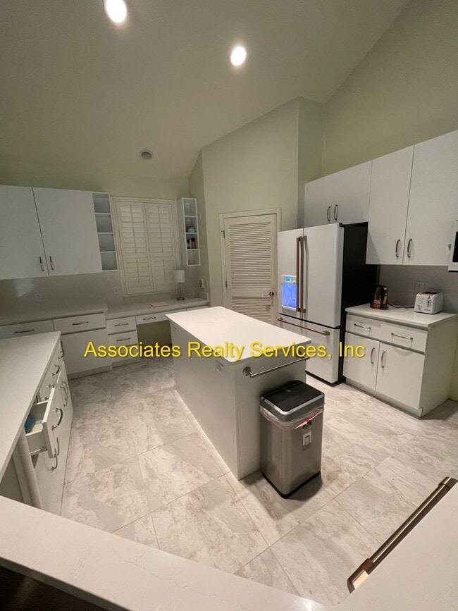 Building Photo - Just Listed!   Fabulous home in Southgate!