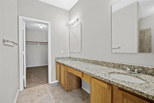 Building Photo - Stylish Living in the Heart of Princeton!