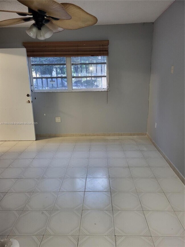 Building Photo - 1322 W 44th St