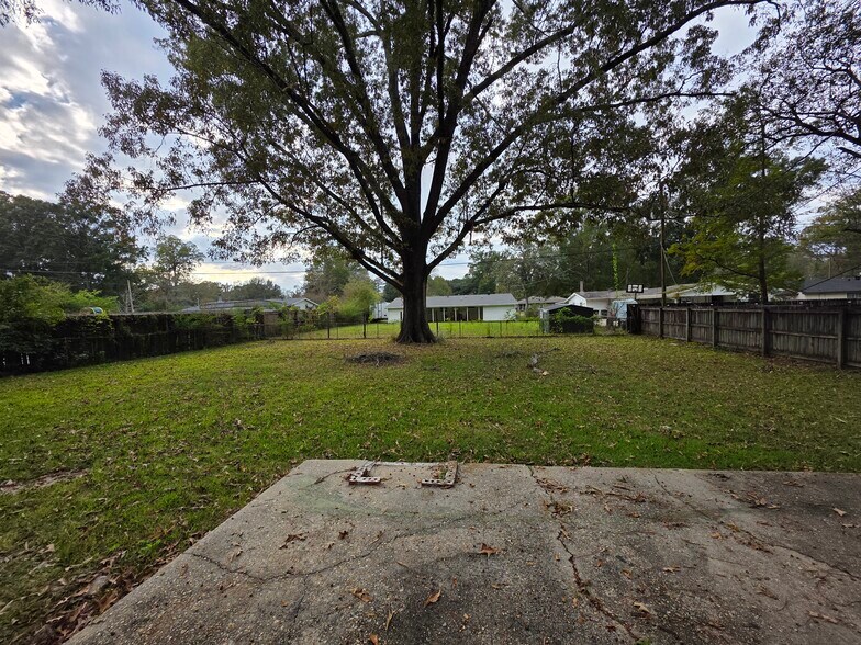 Building Photo - 2135 Richmond St