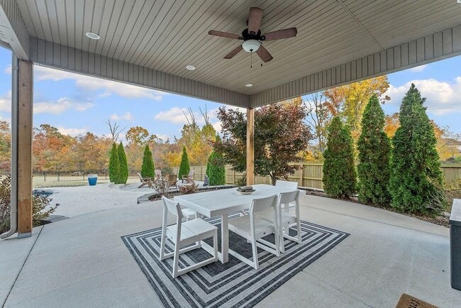 Building Photo - 504 NE Green Creek Rd