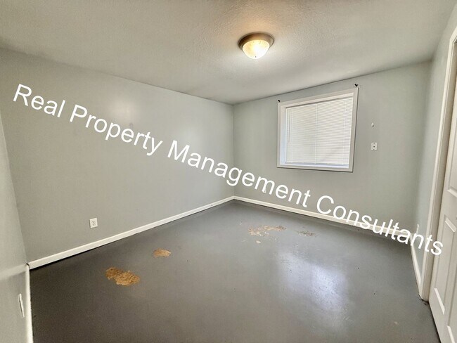 Building Photo - Move in Discount on 5-Bedroom Townhome