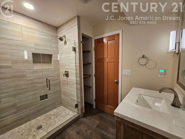 Building Photo - Prime Southern Oregon Location for the Outdoor Enthusiast