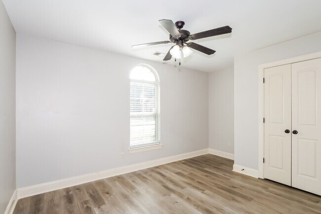 Building Photo - 5823 Bedford Pl