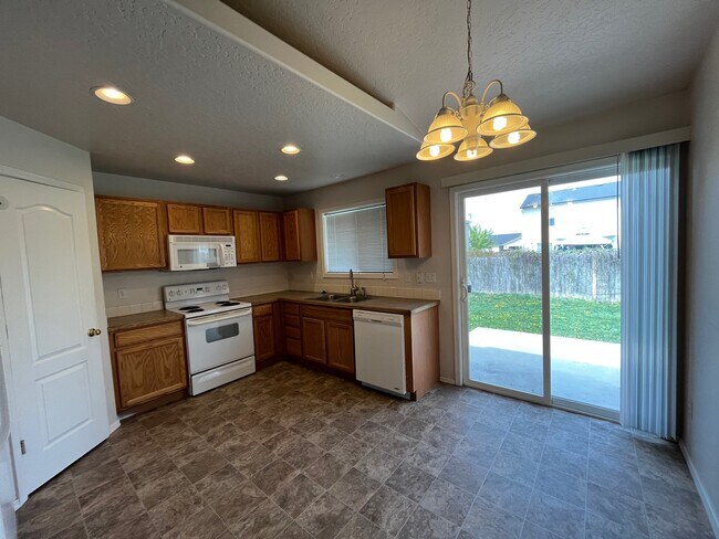 Building Photo - 13852 Paraiso Ave