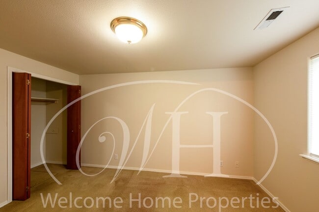 Building Photo - 337 NE Kingwood Pl