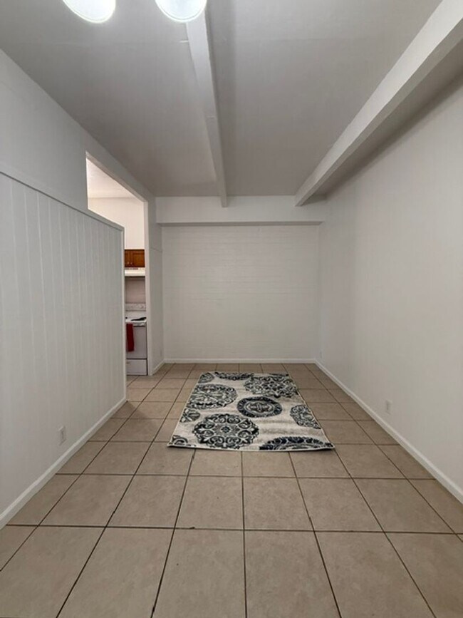 Building Photo - 2 Bed 1 Bath Spacious Apartment