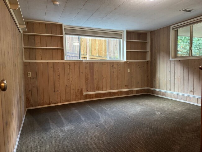 Building Photo - Cozy 5 bedr 3 bath rambler with daylight b...
