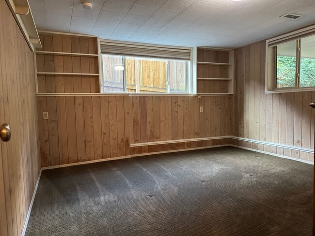 Building Photo - Cozy 5 bedr 3 bath rambler with daylight basement, minutes to Somerset schools