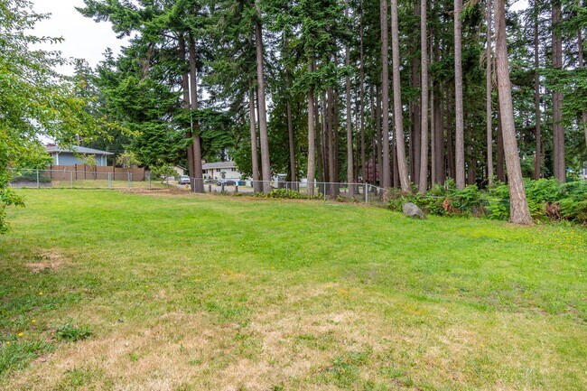 Building Photo - Spacious 4 Bed 2 Bath Home