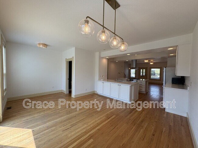 Building Photo - 352 Galapago St