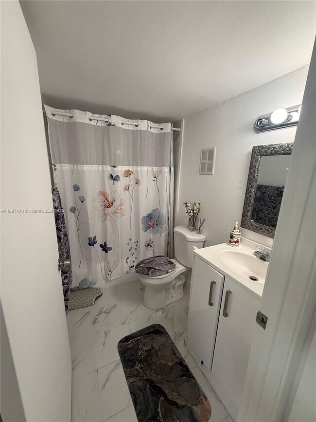 Building Photo - 605 NW 72nd Ave