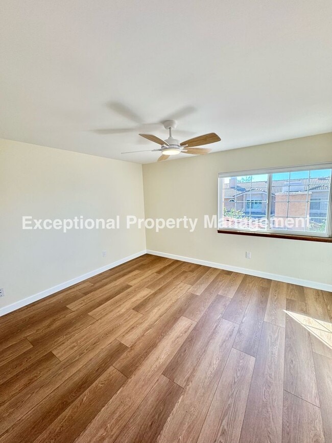 Building Photo - Ready to move in 2 bedroom 3 bath townhome