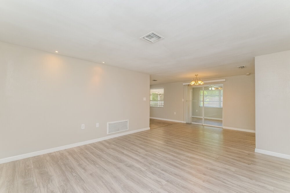 Building Photo - 1327 Dartmouth Dr